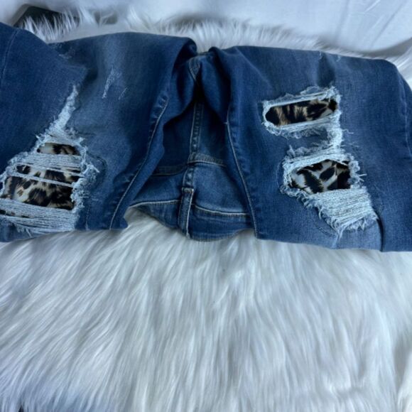 Judy Blue Upcycled Distressed Busted Knee Tapered Leg Raw Hem Crop Jeans Sz 16W - Picture 6 of 10